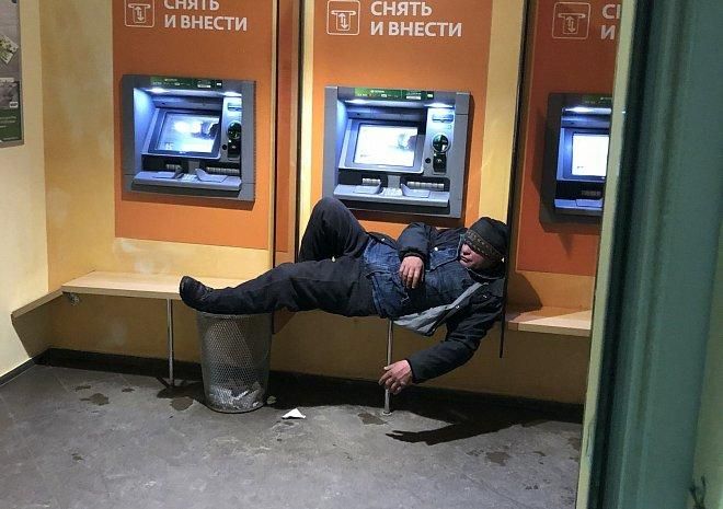 Ночью в отделения самообслуживания Сбербанка лучше не соваться Ночью в отделения самообслуживания Сбербанка лучше не соваться