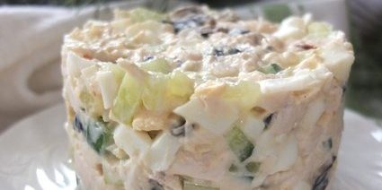 Салат с черносливом, курицей, яйцами и огурцом Салат с черносливом, курицей, яйцами и огурцом
