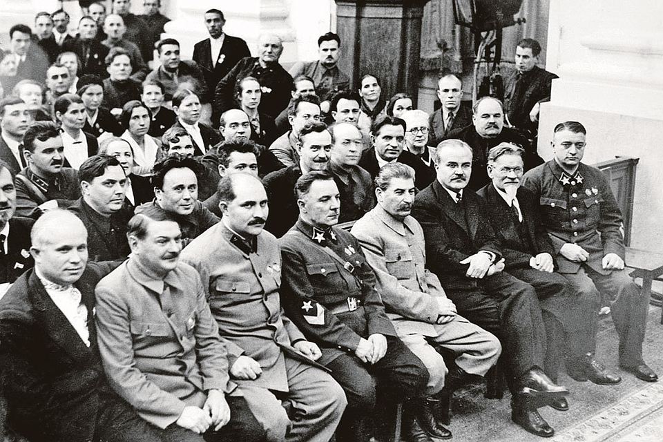 Декабрь 1936 года. На Всесоюзном съезде Советов (первый ряд, слева направо) Хрущев, Жданов, Каганович, Ворошилов, Сталин, Молотов, Калинин и Тухачевский принимали сталинскую Конституцию. А через полгода крайнего справа сделают крайним... Фото: Фотохроника ТАСС