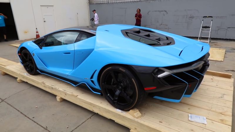 Распаковка нового Lamborghini Centenario мощностью 770 лошадиных сил Распаковка нового Lamborghini Centenario мощностью 770 лошадиных сил
