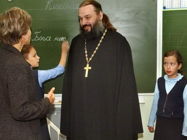 Анекдот священник в церкви Молодой священник, только закончивший обучение, приходит в