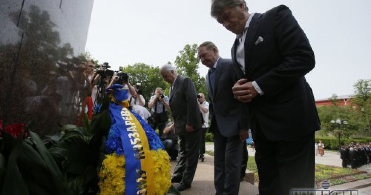Зачем Порошенко встал на колени перед кактусом