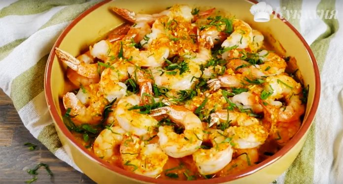 Запеченные креветки в чесночном соусе. Очень вкусное и к тому же низкокалорийное блюдо!