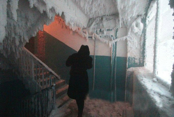 Зима в подъезде. Зима в подъезде.