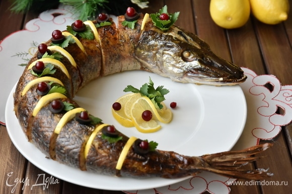Рыбу остудить, нарезать порционными кусочками и выложить на блюдо в виде целой щуки. Украсить по желанию. Рыбу остудить, нарезать порционными кусочками и выложить на блюдо в виде целой щуки. Украсить по желанию.
