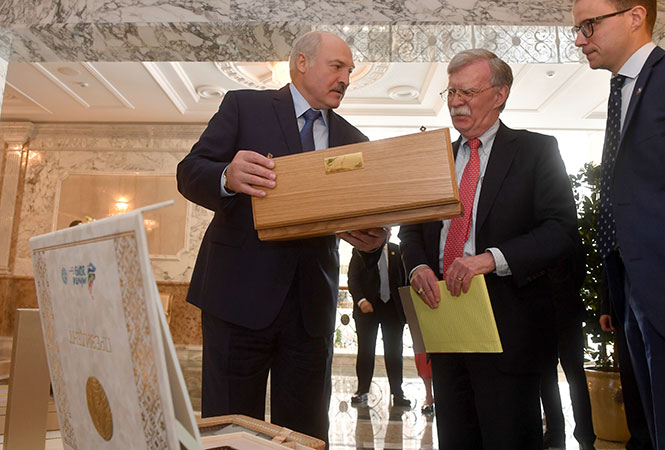 Лукашенко уволил Болтона с позором