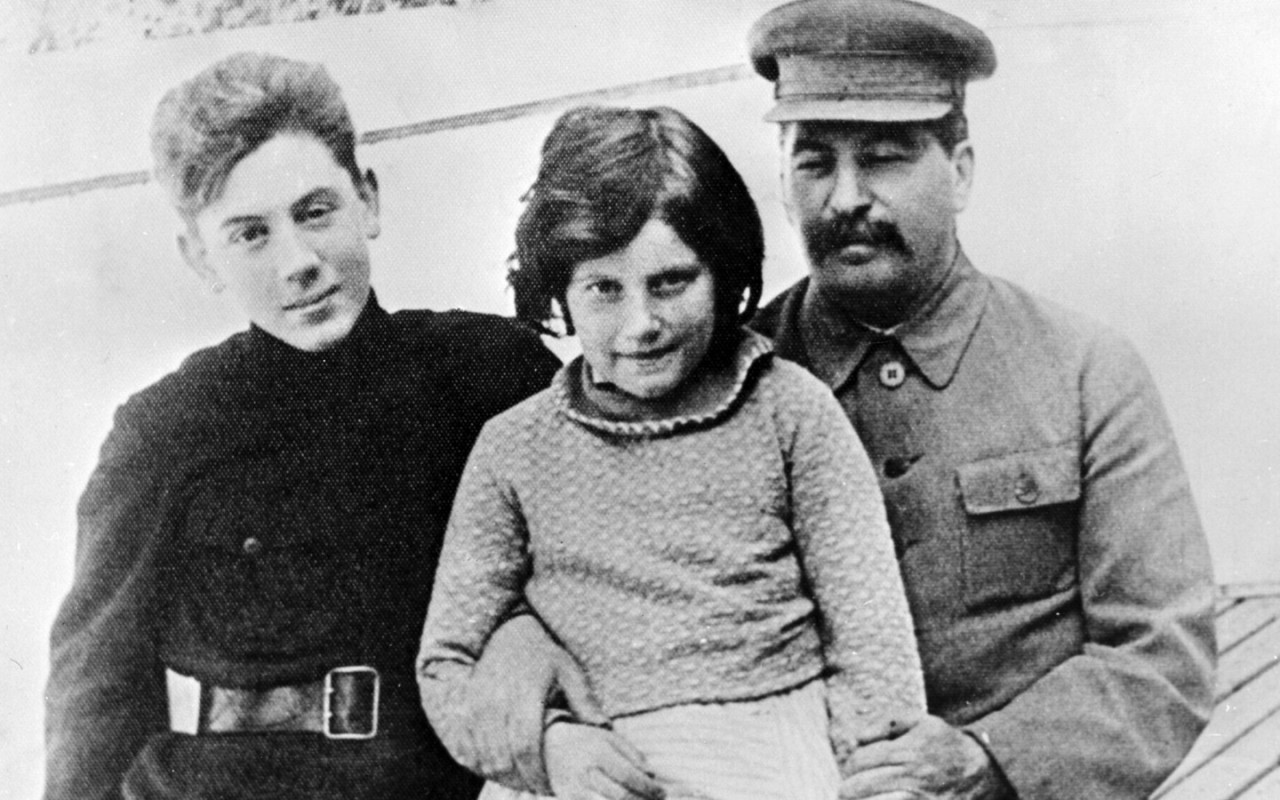 Иосиф Виссарионович Сталин с детьми Светланой и Василием. Фото: © РИА Новости