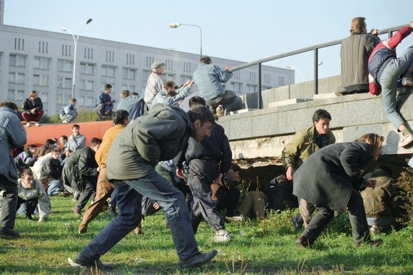 Это утро 4 октября 93-го. Мы только проснулись и по нам сразу начали стрелять.