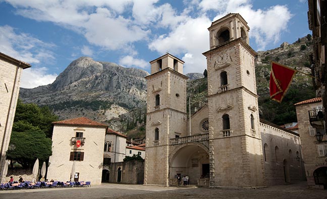 Кафедральный собор в готическом стиле с двумя башнями-колокольнями был построен в честь Святого Трифона, который является покровителя города Котор.