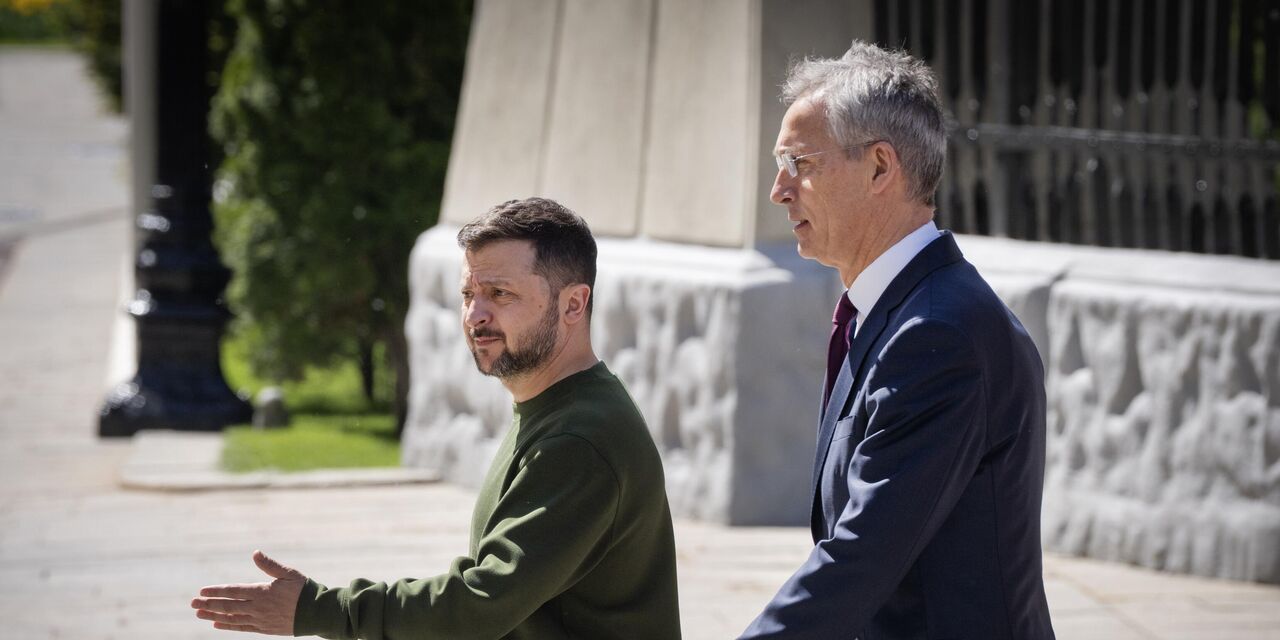 Столтенберг признался, о чем его умолял Зеленский из бункера - похожая новость на Toplenta