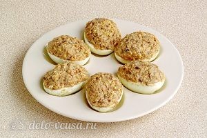 Яйца, фаршированные шпротами: Нафаршировать белки