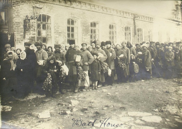 Горячая вода была роскошью, все ходили в баню, 1925 год. Горячая вода была роскошью, все ходили в баню, 1925 год.