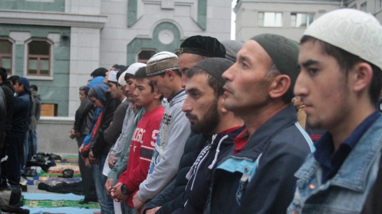 Тысячи мусульман приняли участие в утренних намазах в Курбан-байрам в Крыму