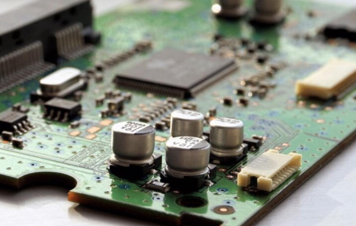 Источник: pixnio https://pixnio.com/ru/%D0%BE%D0%B1%D1%8A%D0%B5%D0%BA%D1%82%D1%8B/%D1%8D%D0%BB%D0%B5%D0%BA%D1%82%D1%80%D0%BE%D0%BD%D0%BD%D1%8B%D0%B5-%D1%83%D1%81%D1%82%D1%80%D0%BE%D0%B9%D1%81%D1%82%D0%B2%D0%B0/%D0%BA%D0%BE%D0%BC%D0%BF%D1%8C%D1%8E%D1%82%D0%B5%D1%80%D0%BD%D1%8B%D0%B5-%D0%BA%D0%BE%D0%BC%D0%BF%D0%BE%D0%BD%D0%B5%D0%BD%D1%82%D1%8B/%D1%82%D0%B5%D1%85%D0%BD%D0%BE%D0%BB%D0%BE%D0%B3%D0%B8%D1%8F-%D1%82%D1%80%D0%B0%D0%BD%D0%B7%D0%B8%D1%81%D1%82%D0%BE%D1%80-%D1%87%D0%B8%D0%BF-%D1%8D%D0%BB%D0%B5%D0%BA%D1%82%D1%80%D0%BE%D0%BD%D0%B8