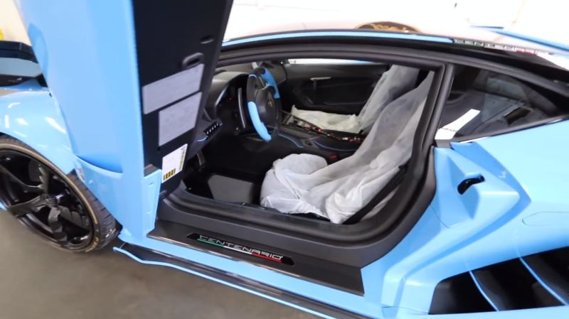Распаковка нового Lamborghini Centenario мощностью 770 лошадиных сил Распаковка нового Lamborghini Centenario мощностью 770 лошадиных сил