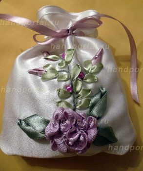 Изготовление розы из лент для украшения саше