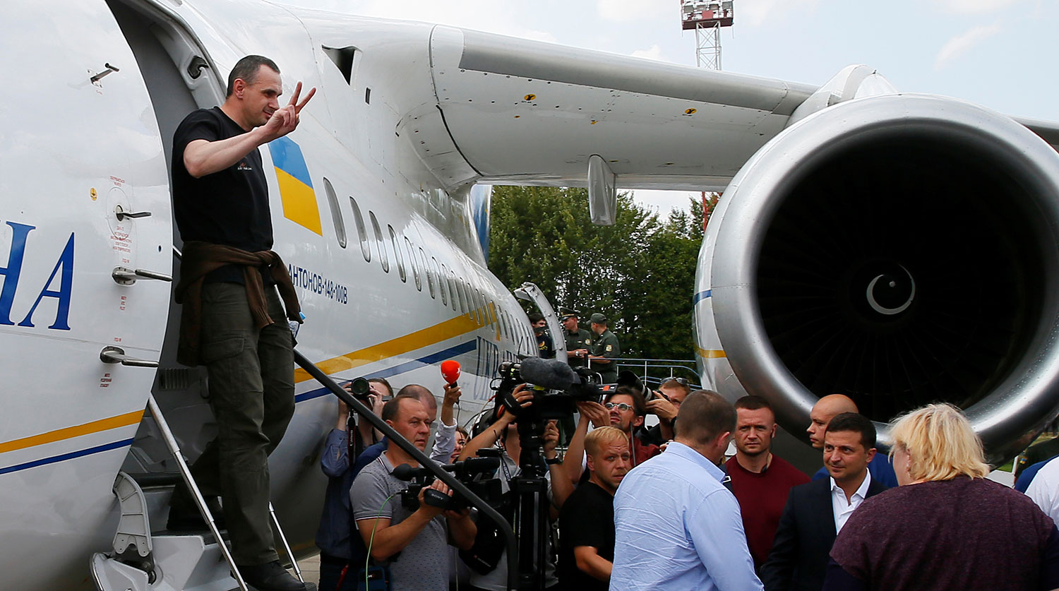 Освобожденный в рамках обмена России и Украины режиссер Олег Сенцов выходит из самолета в аэропорту...