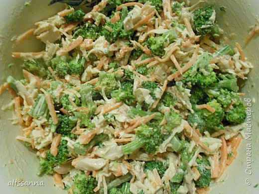 Доброе время суток....жители Страны....Угощайтесь салатиком...вкусным...легким и ярким...))))))))))) Нашла рецепт на просторах интернета....попробовала...понравилось...))))))))))) Набор продуктов минимальный...: - брокколи замороженная - 400-500 гр - отварная куриная грудка - 500 гр - маринованные огурцы - 5 шт. средних ( это по рецепту из интернета ) - заправить можно по своему усмотрению....( майонез...сметана...йогурт ) + соевый соус фото 1