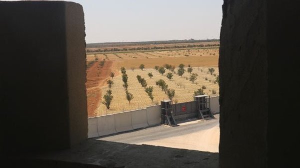 Турецкие военнослужащие устанавливают бетонные укрепления на севере Сирии