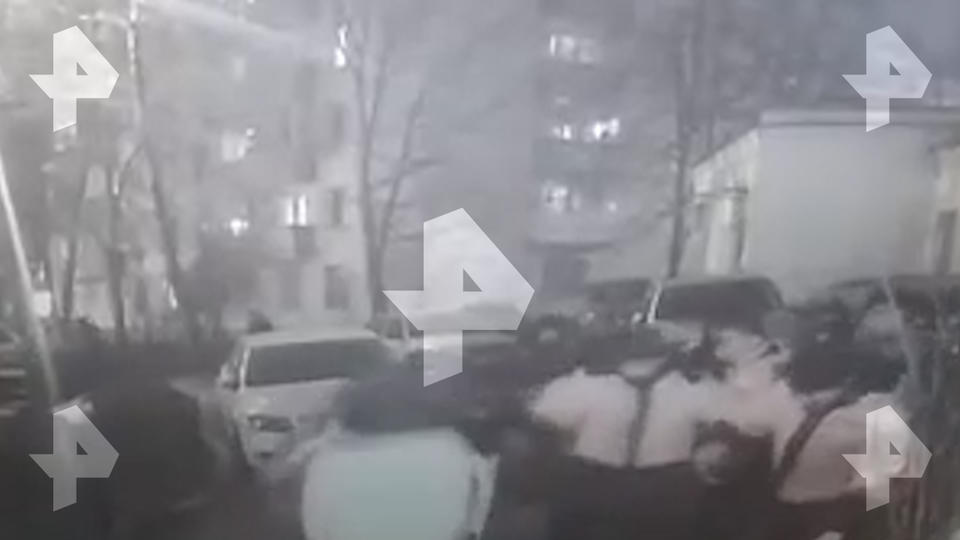 Видео: десятки дворников устроили побоище с лопатами в центре Москвы