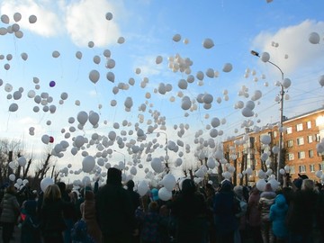 Белые шары в память о погибших в Кемерево