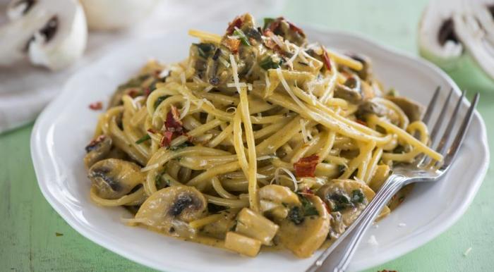 Спагетти с грибами. \ Фото: gastronom.ru. 5 способов приготовить спагетти так, чтобы захотелось добавки