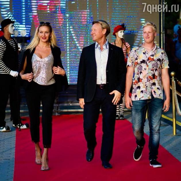 20-летний сын Дмитрия Харатьяна произвел фурор, появившись на кинофестивале 20-летний сын Дмитрия Харатьяна произвел фурор, появившись на кинофестивале