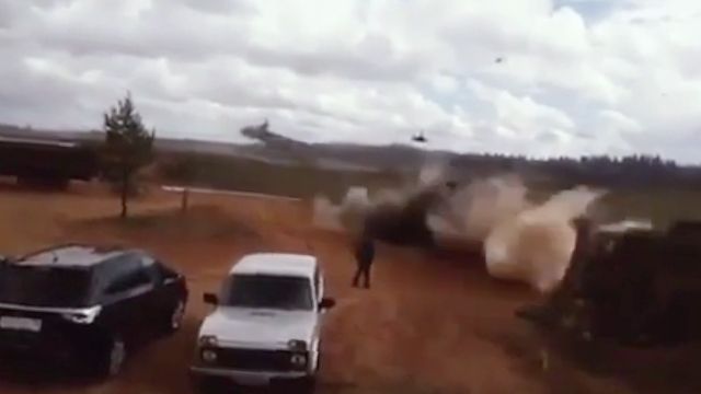 В Сети публикуют видео с вертолетом, который обстрелял зрителей на военных учениях