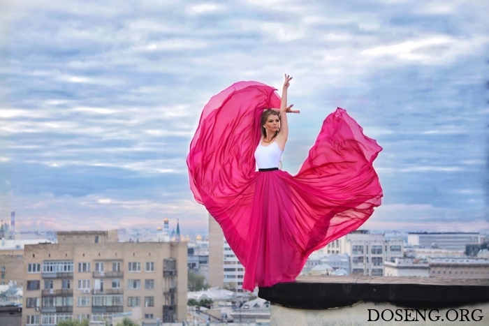 Фотопроект #MyDressStories: девушка в красивых платьях на фоне живописных мест