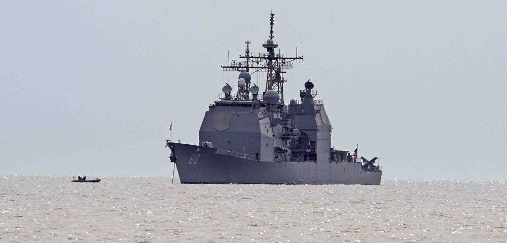 Крейсер Военно-морских сил США "Норманди", участвующий в четырехсторонних международных военно-морских учениях "Фрукус-2012", в порту Балтийска Крейсер Военно-морских сил США "Норманди", участвующий в четырехсторонних международных военно-морских учениях "Фрукус-2012", в порту Балтийска