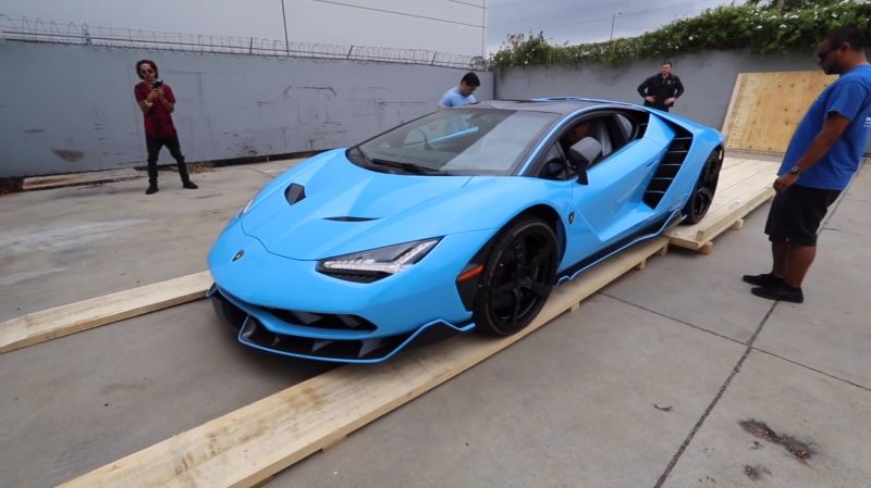 Распаковка нового Lamborghini Centenario мощностью 770 лошадиных сил Распаковка нового Lamborghini Centenario мощностью 770 лошадиных сил