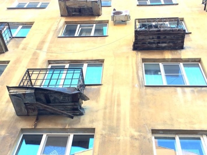 В Кузбассе 2-летняя девочка выпала с балкона 4-го этажа