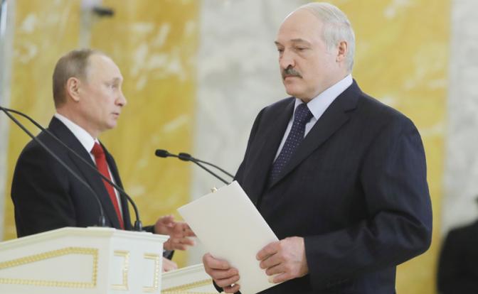Европейское кресло и русская табуретка Лукашенко. Усидеть на двух стульях Батьке становится всё сложней