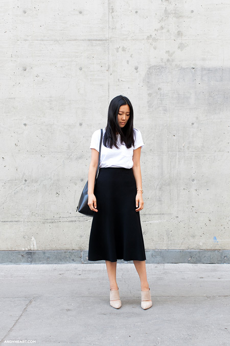 Девушка в черной юбке миди, белая футболка