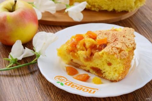 Шарлотка с курагой и яблоками. Шарлотка с курагой и яблоками.