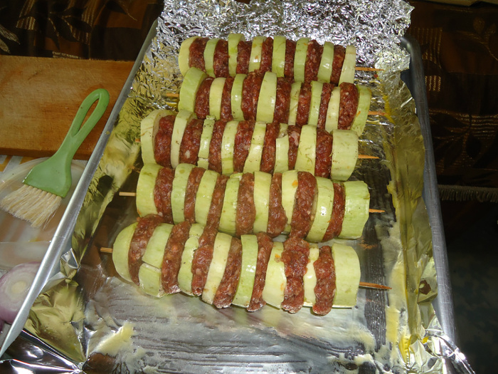 Кабачки с мясом на шпажках
