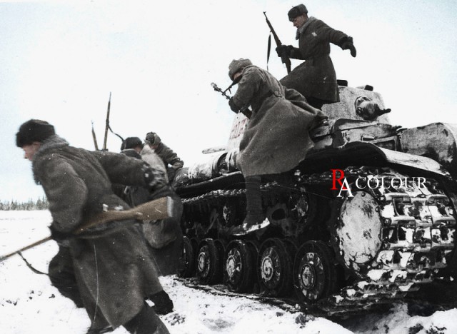 Т-34-85, подожженный панцерфаустом, и замечательные очки, спасшие мехвода Т-34-85, подожженный панцерфаустом, и замечательные очки, спасшие мехвода