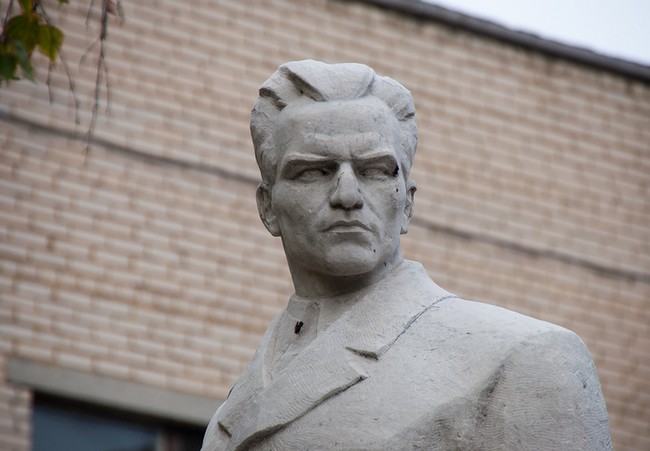 Памятник Кузнецову в Челябинске Памятник Кузнецову в Челябинске