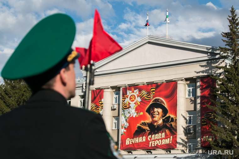 Ветераны ВОВ оскорбились мягкой игрушкой "Ветеран", появившейся в магазинах к 9 мая. Герои войны назвали ее "похабщиной и мерзостью"
