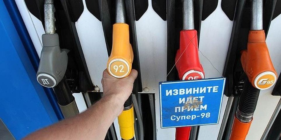 Цены на бензин в РФ за неделю к 13 августа снизились на 3 коп