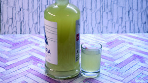 Фото к рецепту: Настойка из киви Фото к рецепту: Настойка из киви