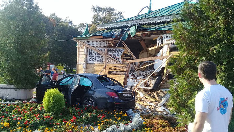 Туристы из Москвы на Mercedes протаранили музей в Угличе