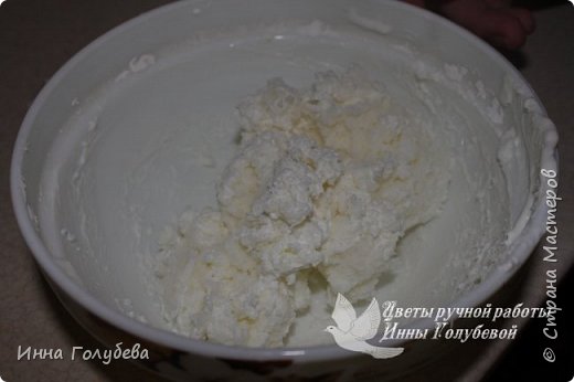 Девочки,по многочисленным просьбам))) Может ничего нового и не открою,но надеюсь кому-то и пригодится. Фарфор готовлю в микроволнвке.Состав:дисперсия пластифицированная полстакана+клей пва полстакана+ст.л.глицерина+ст.л вазелиного масла+ст. л детского масла джонсонс беби+ч.л лимонной кислоты.Сначало все это перемешали и добавляем стакан кукурузного крахиала,все тщательно перемешать.А потом в микроволновке,сначало 2раза по 40сек,затем по 30 сек,каждый раз тщательно перемешиваем фарфор,я всегда смотрю и время доваривания регулирую по состоянию фарфора.Так как использую дисперсию(в ней много пластификатора)здесь главное не переварить,а то зарезиниться.Варю до состояния легкой липкости,потом смазываю руки кремом и вымешиваю,липкость уходит,фарфор становиться однородным и одновременно мягким и упругим.Этот фарфор лвчше немного недоварить,я если недовариваю,то потом беру кусочек,который мне нужен для работы и подсушиваю его феном.При работе он достаочно долго не сохнет,чтобы торопиться с лепкой,в готовом изделии за сутки высыхает.Готовые цветочки не хрупкие,даже немного лепесточки гнутся(в теплом и влажном помещении так будет всегда).Если что -то непонятно,спрашивайте.Удачи вам! Дальше немного подробнее буду описывать. Фото ингридиентов в самом низу. фото 12