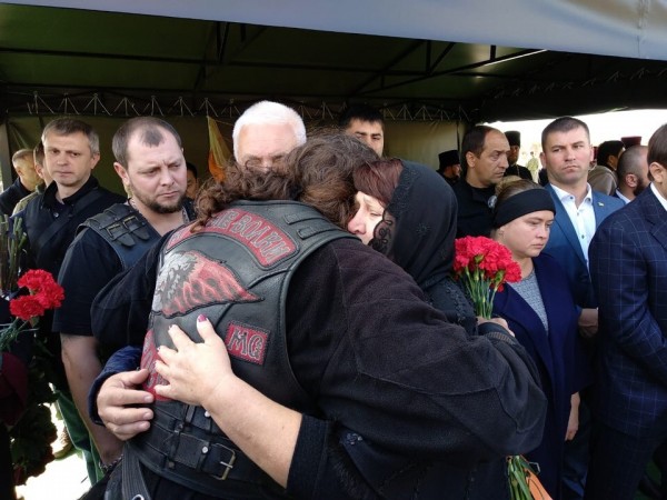 Хирург обнял родителей Захарченко и произнёс главные слова Хирург обнял родителей Захарченко и произнёс главные слова