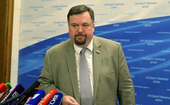 "Иногда лучше жевать, чем говорить": в России ответили главе МВД США на заявление о возможной морской блокаде РФ