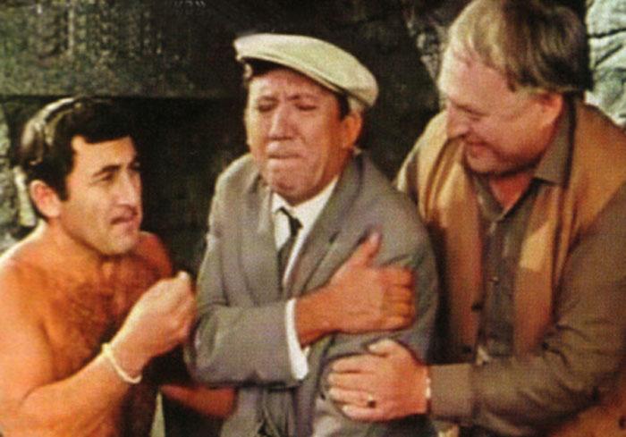 Кадр из фильма «Бриллиантовая рука». В центре – Юрий Никулин, в ролях контрабандистов – Леонид Каневский (слева) и Григорий Шпигель