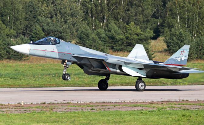 На фото: истребитель пятого поколения Су-57