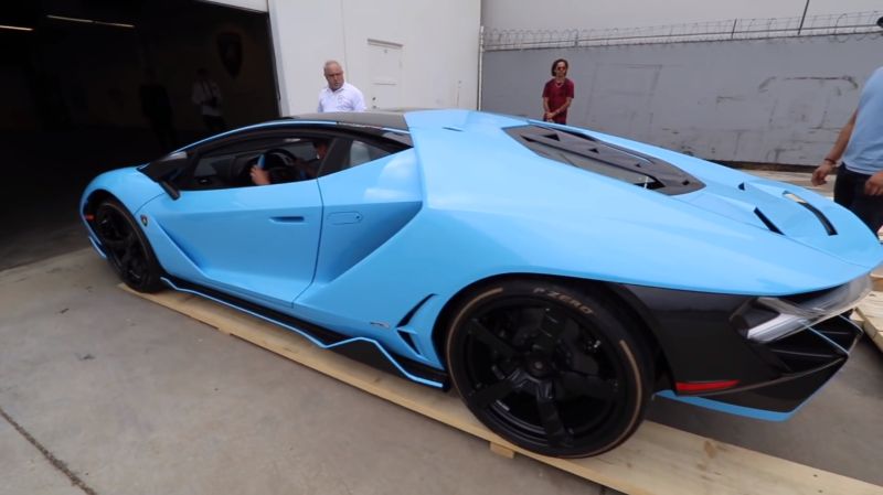 Распаковка нового Lamborghini Centenario мощностью 770 лошадиных сил Распаковка нового Lamborghini Centenario мощностью 770 лошадиных сил