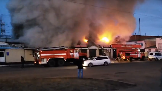Крыша торгового павильона охвачена огнем в Хакасии