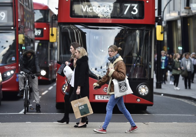 Заработная плата в Великобритании растет максимальными темпами почти за десятилетие